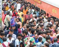 मुंबई : ट्रेनों में लंबी वेटिंग... मुंबई में फंसे यात्री, लौटने में छूट रहे पसीने