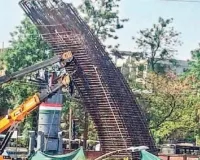 चिंचवड स्टेशन के पास मेट्रो खंभे का ढांचा झुका, बड़ा हादसा टला