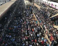 विरार रेलवे स्टेशन पर भारी हंगामा: यात्रियों ने ट्रैक जाम किया, मुंबई लोकल सेवा पर असर