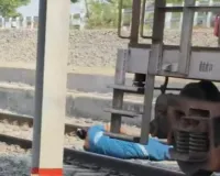 पुणे में चलती मालगाड़ी के नीचे लेटकर महिला ने बचाई जान, पटास स्टेशन की घटना से मचा हड़कंप
