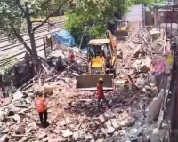 मुंबई में रेलवे भूमि पर बड़ा बुलडोजर एक्शन: गोरेगांव-मालाड के बीच अतिक्रमण हटाने की कार्रवाई तेज