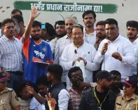 पुणे यूनिवर्सिटी में कॉकरोच जनता पार्टी का प्रदर्शन, शिक्षा सुधार की मांग को मिला हजारों युवाओं का समर्थन