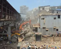 हाई कोर्ट से राहत के बावजूद बांद्रा के गरीब नगर के 100 परिवारों का हाल बेहाल, अभी भी कर रहे नए घर का इंतजार