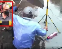 मुंबई: ‘मानसून की पूरी तैयारी’ का दावा करने वाली मेयर के सामने ही खुले गड्ढे में गिरा बीएमसी कर्मचारी