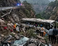 मुंबई : पर्यटकों की बस खाई में गिरी, 2 की मौत