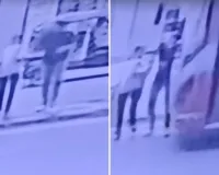 कांदिवली में BEST बस ने 2 पैदल यात्रियों को मारी टक्कर, CCTV में कैद हुई घटना