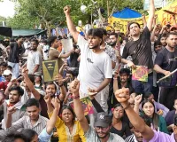 मुंबई : शिक्षा मंत्री धर्मेंद्र प्रधान के इस्तीफे के बाद कांग्रेस में जश्न, मुंबई में बांटी गई मिठाई