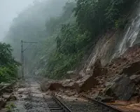 मुंबई-पुणे रेल मार्ग पर भारी भूस्खलन, 14 दैनिक और 16 स्पेशल ट्रेनों समेत कुल 30 सेवाएं रद