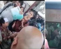 मुंबई लोकल का एसी खराब होने के बाद भट्टी बना ट्रेन का डिब्बा, दम घुटने से कई यात्री बेहोश