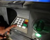 मुंबई : एटीएम से पैसे निकालते समय रहें सावधान! मुंबई में सामने आया चोरी का नया तरीका, ऐसे फंसाते थे कैश