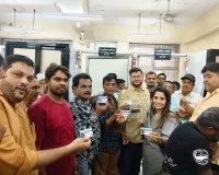 मुंबई: बीएमसी जी-नॉर्थ वार्ड के फेरीवालों को मिला डिजिटल QR Code ID कार्ड, अब सम्मान से कर सकेंगे व्यवसाय