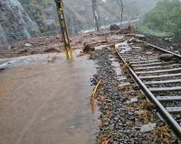 गुजरात में भारी बारिश से आफत, सूरत-मुंबई रेल सेवा पूरी तरह ठप; कई सड़कें बंद
