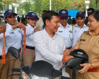 ठाणे में Helmetless Riders को पुलिस ने बांधी राखी, अनोखे Road Safety Drive से दिया सुरक्षा का संदेश