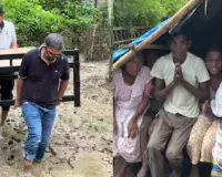 मुंबई: जब असम की कीचड़ से सनी सड़कों पर बिस्तर उठाकर चले मुंबई के ये सोशल वर्कर, बाढ़ पीड़ितों ने पैर छूकर लगाया गले