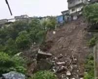 मुंबई: कुर्ला में भारी बारिश के बीच भूस्खलन से हड़कंप, 4 से 5 लोगों के दबे होने की आशंका