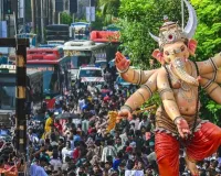मुंबई : भगवान गणेश की प्रतिमा ला रही भीड़ पर अंडे फेंकने का आरोप, बवाल मचा तो पहुंची पुलिस