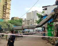 मुंबई के कुर्ला में क्रेन गिरने से 11 लोग घायल, दो मकानों और रेलवे की ओवरहेड इलेक्ट्रिक वायर को भी नुकसान