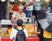 मुंबई : तुकाराम मुंढे की सख्ती का असर! मुंबई के वड़ा पाव स्टॉल बदले, अब खाने के तेल पर फूड एंड ड्रग एडमिनिस्ट्रेशन की नजर