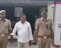 आजमगढ़ः पुलिस की वर्दी, शराब ठेके का ऑफर... 5वीं पास शख्स ने ठगे 90 हजार