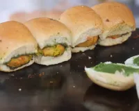 नई दिल्ली: 20 रुपये के वड़ा पाव के लिए लड़की ने खर्च किए 15000, फ्लाइट पकड़कर पहुंची मुंबई