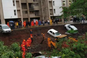 पुणे में दीवार गिरने से 17 लोगों की मौत, मृतकों में 12 बिहार के, कई घायल