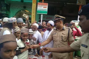 ईद के मौके पर मुंबई पुलिस ने नमाजियों को गुलाब बांटे, भाईचारे का संदेश