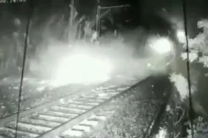 लोनावाला के पास रेलवे ट्रैक पर बोल्डर से टकराने से रोक दिया गया