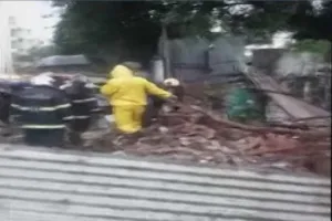 मुंबई के साकीनाका इलाके के चांदीवली में तेज बारिश की वजह से एक दीवार गिर गई,एक की मौत दो घायल