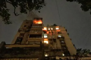 मुंबई: कोलाबा में लगी आग, मौके पर पहुंची दमकल, एंबुलेंस