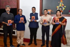 देवेंद्र फडणवीस ने एक किताब ’12 वीं फेल’ का लॉन्च किया , जो आईपीएस मनोज कुमार शर्मा के जीवन पर आधारित है