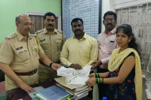 कुर्ला अस टी डिपो से बस पकड़ने की जल्दबाजी महिला ने खो दिया था अपना पर्स , नेहरू नगर पुलिस ने ढूंढ निकाला और उसे लौटाया