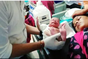 मुंबई : चलती लोकल ट्रेन में एक महिला ने दिया बच्चे को जन्म