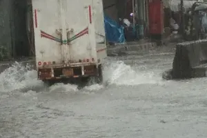 मुंबई :भारी बारिश से मायानगरी अस्त व्यस्त