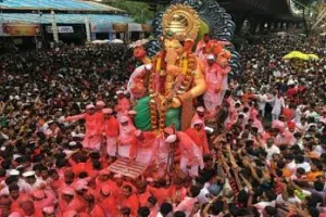 मुंबईकरों ने गणपति बप्पा को भव्य और रंगीन विदाई दी