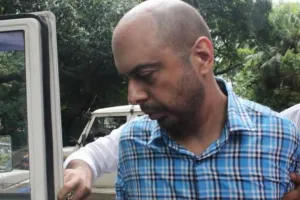 मुंबई की अदालत ने रविवार को एक व्यक्ति को भेजा 6 दिन की पुलिस हिरासत में ,जिसने कथित रूप से अपने दोस्तों की तीन साल की बेटी को सातवीं मंजिल से बाहर फेंक दिया था