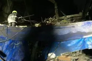 मुंबई के क्रॉउफोर्ड मार्केट में तीन मंजिला इमारत गिरी, 17 लोगों को निकाला गया