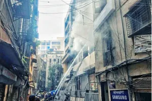 मुंबई ग्रांट रोड पर आदित्य आर्केड में आग लगने से 1 की मौत, 6 घायल