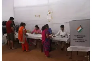 सतारा में पोलिंग बूथ, ईवीएम पर आपने जो भी बटन दबाया, वोट बीजेपी को गया  चुनाव आयोग के अधिकारी ने आरोप स्वीकार किया