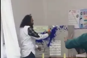 बसपा नेता ने ठाणे में EVM मशीन पर स्याही फेंकी