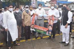 नव भारतीय शिव वाहतुक संगठन मास्क, स्कूल बैग, किताबें, प्लास्टिक शीट यूनियन सदस्यों रिक्शा चालकों को वितरित की