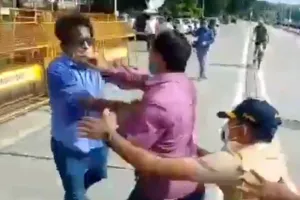 एनसीबी गेस्ट हाउस में बॉलीवुड की शख्सियतों से पूछताछ कवरेज को लेकर पत्रकारों के बीच धक्का-मुक्की, पुलिस ने हस्तक्षेप किया