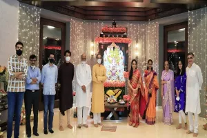 शरद पवार ने मुख्यमंत्री उद्धव ठाकरे के निवास पर जाकर भगवान गणेश कि पूजा-अर्चना की।