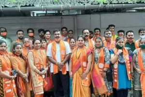 महाराष्ट्र नवनिर्माण सेना (मनसे) में शामिल होने के लिए बड़ी संख्या में राज ठाकरे के घर के बाहर जमा हुई भीड़