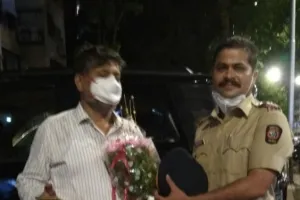 माहिम: कोविद 19 से प्रभावित बूढ़े व्यक्ति की मुंबई पुलिस अधिकारी ने की मदद
