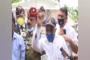 पूर्व नौसेना अधिकारी मदन शर्मा ने महाराष्ट्र के राज्यपाल से मुलाकात की, शिवसेना के खिलाफ कार्रवाई की मांग की
