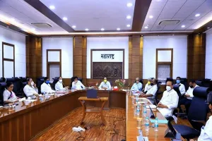 महाराष्ट्र के मुख्यमंत्री उद्धव ठाकरे मराठा समुदाय के विभिन्न संगठनों के प्रतिनिधियों के साथ एक उच्च स्तरीय बैठक की