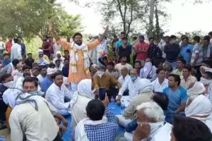 मेडिकल रिपोर्ट और फोरेंसिक रिपोर्ट नेगेटिव आने के बाद अब गांव में स्वर्ण समाज के लोग आरोपित परिवार को न्याय दिलाने के लिए धरने पर बैठ गए