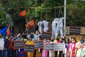 मनसे कार्यकर्ताओं ने दादर में चैत्य भूमि के पास आयोजित प्रदर्शन के दौरान हाथरस मामले के आरोपियों के पुतलों को ‘फांसी दी’