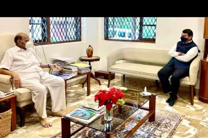 महाराष्ट्र विधानसभा में विपक्ष के नेता देवेंद्र फडणवीस ने राकांपा प्रमुख शरद पवार से मुलाकात की