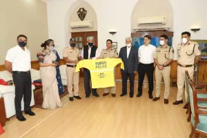 विजय कलंत्री ने मुंबई पुलिस के जवानों को रेनकोट बांटा